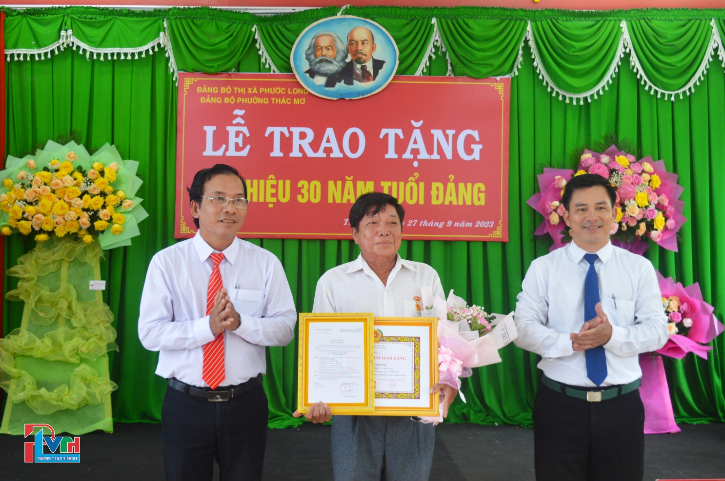 PHƯỜNG THÁC MƠ TRAO TẶNG HUY HIỆU 30 NĂM TUỔI ĐẢNG, ĐÁNH GIÁ TÌNH HÌNH THỰC HIỆN NGHỊ QUYẾT 9 THÁNG ĐẦU NĂM 2023