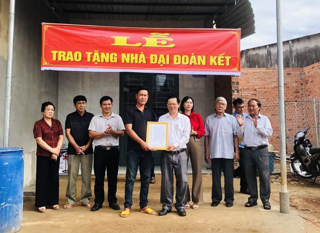 TRAO NHÀ ĐẠI ĐOÀN KẾT CHO KHU PHỐ 4 PHƯỜNG THÁC MƠ